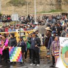 Indígenas bloquean el paso en el puente internacional Rumichaca durante una protesta para exigir una solución al derribo de dos puentes.