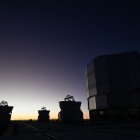 Vista general de la plataforma del Very Large Telescope (VLT), con sus cuatro telescopios ópticos y cuatro telescopios auxiliares móviles, en el Observatorio Paranal del Observatorio Europeo Austral (ESO).
