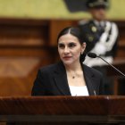Verónica Abad, vicepresidenta de Ecuador, enfrenta suspensión de derechos políticos tras la sentencia del Tribunal Contencioso Electoral.