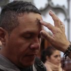 Un creyente católico recibe la cruz de ceniza en su frente en una misa.