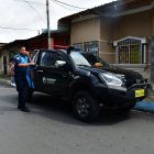 Un agente metropolitano desciende de una camioneta municipal, en el Batallón del Suburbio.