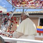 Papa Francisco durante su recorrido por las calles de Quito.