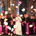 El pontífice, acompañado por los obispos ecuatorianos, saluda a quienes se encontraban apostados en la Plaza Grande.