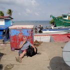 Un migrante con destino a Colombia espera un barco en Miramar, Panamá, el 27 de febrero de 2025.