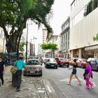 Vecinos y transeúntes se muestran preocupados por la inseguridad en el centro de Guayaquil.