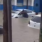 Vehículos cubiertos de agua hasta la mitad en las calles de Esmeraldas, después de la torrencial lluvia que sorprendió a los habitantes de la ciudad.