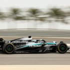 El Mercedes de George Russell en plenas pruebas del circuito de Sakhir, en Bahrain.