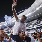 El entrenador Gustavo Costas de Racing celebró jueves el luego de ganar la final de la Recopa Sudamericana ante Botafogo en el estadio Olímpico Nilton Santos en Río de Janeiro.