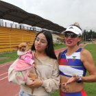 Rosalba junto a su hija Génesis y su mascota en uno de sus últimos entrenamientos en Los Chasquis, en Quito.