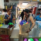 Espuma. Personas compran en Estuardo Sánchez artículos para jugar carnaval.