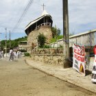 Abismo. La vía que colinda con el templo y el colegio es solo peatonal y ya no vehicular desde hace dos años. Letreros advierte del daño.