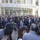 El agente especial a cargo de la División de Nueva York de la DEA, Frank A. Tarentino II (C), habla durante una conferencia de prensa afuera de un tribunal federal después de los procesamientos de Rafael Caro Quintero.