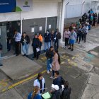 Los pacientes esperan en fila frente a un dispensario médico en Bogotá el 18 de febrero de 2025.