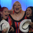 Lila Flores, Mayensi Rivera y Katty Elisa Lamilla celebran su victoria con la gaviota de plata en Viña del Mar 2025.
