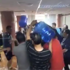 El hecho llevó a sanciones tras la viralización de videos en los que empleados fueron captados jugando en horas laborales.