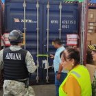 Un control en el Puerto de Guayaquil a un contenedor de zapatos.