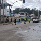 Un bus de transporte urbano de Guayaquil se accidentó en Cuenca y deja personas fallecidas.