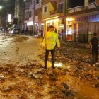 Un policía camina por una calle de Piñas, cantón de El Oro afectado por un aluvión.