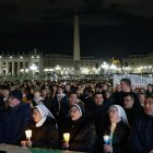 Feligreses oran en la Plaza San Pedro por la salud del Papa