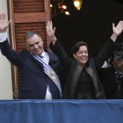 El presidente de Uruguay, Yamandú Orsi (i), saluda acompañado por la primera dama, Laura Alonso.