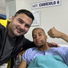 Antonio Álvarez presidente de Barcelona SC junto a Byron Castillo en una clínica de Loja.