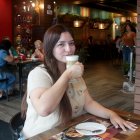 El precio en aumento del café a nivel global, amenaza a las cafeterías de Ecuador que resisten el panorama.