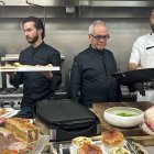 En las cocinas del teatro Dolby en Los Ángeles (Estados Unidos), el chef Wolfgang Puck para la fiesta posterior a la gala de los Óscar. EFE/ El chef de los Óscar, Wolfgang Puck (en el centro), supervisa las preparaciones junto a su hijo Byron Puck (izquierda) y un ayudante de cocina.
