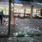 Así quedó el acceso 2 del Palacio Municipal de Quito tras el impacto de dos turistas que resultaron heridos.