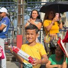 En el Malecón 2000 familias se han concentrado para jugar carnaval