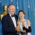 En 1993, Gene Hackman y Marisa Tomei posan con sus Óscar después de ser premiados, en las categorías actor y actriz de reparto. Él por Unforgiven; ella por My Cousin Vinny.