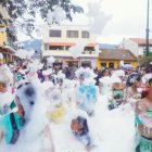 Desfile. Estudiantes disfrutaron del cañón de espuma mientras desfilaban