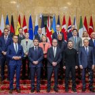 LONDON (United Kingdom), 02/03/2025.- Back from left: NATO Secretary General Mark Rutte, Dutch Prime Minister Dick Schoof, Swedish Prime Minister Ulf Kristersson, German Chancellor Olaf Scholz, Prime Minister Jonas Gahr StÃ¸re, Czech Prime Minister Petr Fiala, Italian Prime Minister Giorgia Meloni and Turkish Foreign Minister Hakan Fidan. Middle row, left: Spanish Prime Minister Pedro Sanchez, Danish Prime Minister Mette Frederiksen, European Commission President Ursula von der Leyen, EU President Antonio Costa, Canadian Prime Minister Justin Trudeau, Romanian President Ilie Bolojan. Front row, left: Finnish President Alexander Stubb, French President Emmanuel Macron, British Prime Minister Keir Starmer, Ukrainian President Volodymyr Zelensky and Polish Prime Minister Donald Tusk pose for a family photo during a summit on Ukraine, at Lancaster House in London, Britain, 02 March 2025. The British prime minister is hosting a summit of European leaders in London to discuss the ongoing war in Ukraine. (Ucrania, Reino Unido, Londres) EFE/EPA/JAVAD PARSA NORWAY OUT