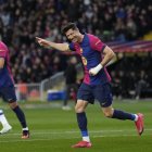 El delantero del FC Barcelona Robert Lewandowski celebra tras marcar el 4-0 durante el partido ante la Real Sociedad.