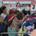 Comercio. Un grupo de personas comprando ropa en una tienda de Aguas Verdes, Perú, donde encuentran camisetas desde tres dólares. 31082015 / Reportaje de los ecuatorianos que viajan a Perú por comercio / Perú - Ecuador / Alex Lima / EXPRESO.