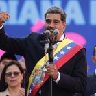 El líder chavista Nicolás Maduro pronuncia un discurso este viernes, en Miraflores a unos 74 km de Caracas (Venezuela). Maduro defendió este viernes su investidura presidencial para un tercer sexenio, cuestionada por el antichavismo y gran parte de la comunidad internacional tras las denuncias opositoras de "fraude" en las elecciones de julio pasado, como una "gran victoria venezolanista" y celebró que no la pudieran "impedir". EFE/ Ronald Peña R.