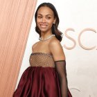 Zoe Saldaña en la alfombra roja de los Premios Óscar 2025.