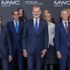 Felipe VI, rey de España; Mats Granyrd (derecha), director general del Mobile World Congress, y Salvador Illa (izquierda), el presidente de la Generalitat.