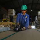 Labor. Una de las personas que trabaja en la industria forestal maderera de Ecuador corta un tablero.