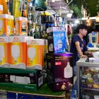 En el mostrador se ven pocos focos recargables versus a los que para funcionar dependen del suministro de la empresa eléctrica.