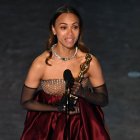 Zoe Saldaña al recibir su premio Óscar.