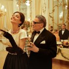 Angelina Jolie, como Maria Callas. Le acompaña Haluk Bilginer, en el papel de Aristóteles Onasis.