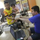 Samuel Alfonso que llegó en familia y le tocó pasar la tarjeta de créditos por las entradas.