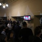 Argentinoa miran la transmisión televisiva del presidente Javier Milei, en la inauguración de la 143ª sesión ordinaria del Congreso en el Congreso Nacional en Buenos Aires el 1 de marzo de 2025.