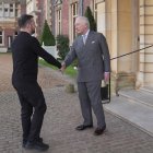 El rey Carlos III de Gran Bretaña y el presidente de Ucrania, Volodymyr Zelensky, se dan la mano en Sandringham Estate en Norfolk, este de Inglaterra, el 2 de marzo de 2025.