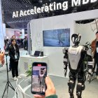 Los robots son parte importante de los stand de las diferentes empresas tenológicas.