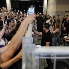 Shakira  canta a sus seguidores frente al Hotel Mandarin.