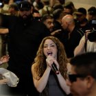 La cantante colombiana Shakira canta a sus seguidores frente al Hotel Mandarin, donde se alojaba tras la cancelación de sus dos conciertos en Chile.