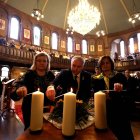 Los miembros de la congregación encienden velas durante un Servicio de Oración Interreligioso por la Paz en Ucrania en la Catedral Católica Ucraniana de la Sagrada Familia.