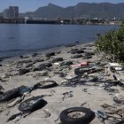 Vista de la basura acumulada en la playa de la isla de Pombeba en la bahía de Guanabara, Río de Janeiro, Brasil, el 17 de febrero de 2025.