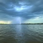 Imagen generada con inteligencia artificial para graficar este artículo sobre tormenta eléctrica en Guayaquil.